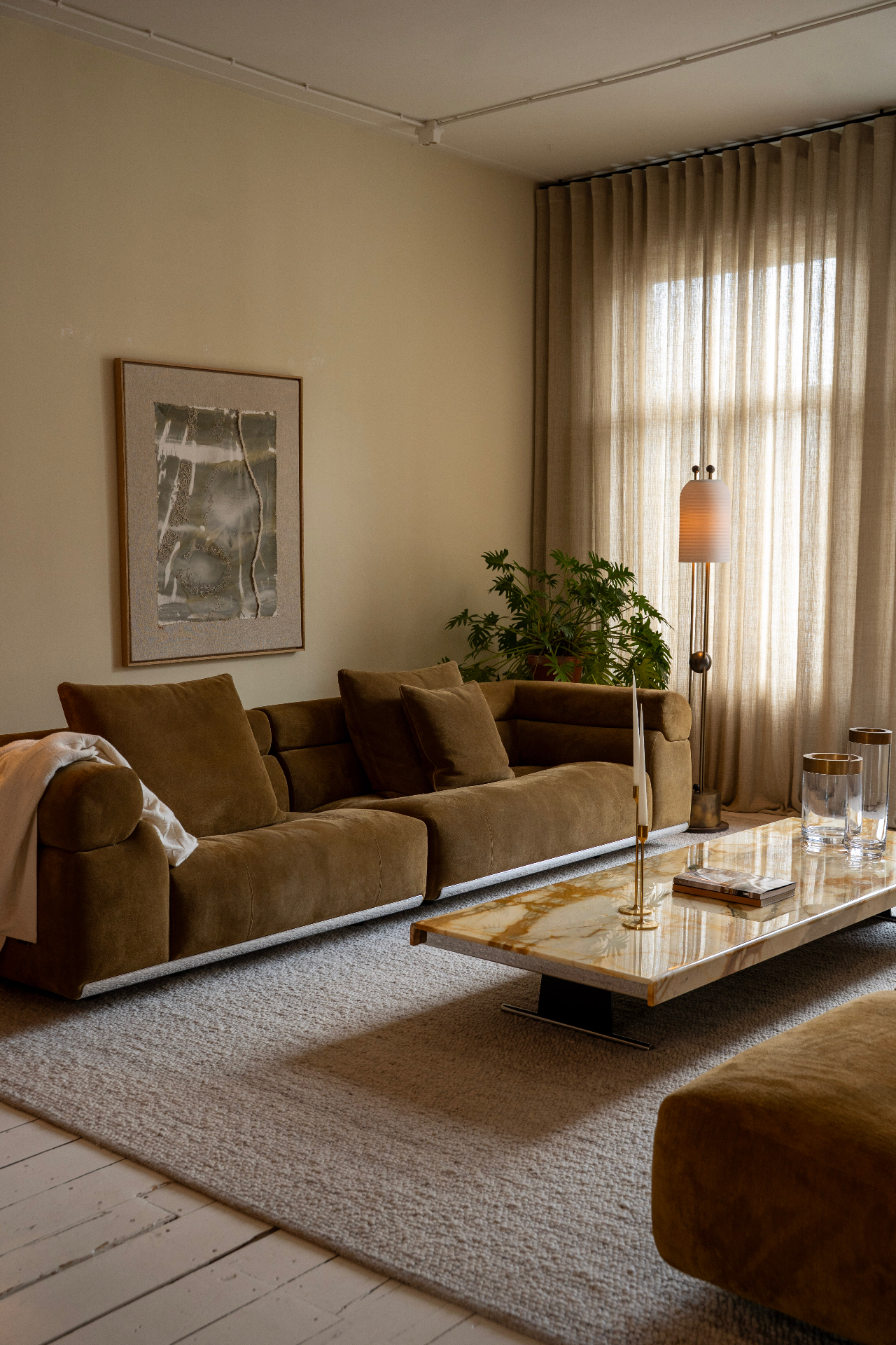 Interieur met warme, natuurlijke materialen uit de collectie van Mobilia
